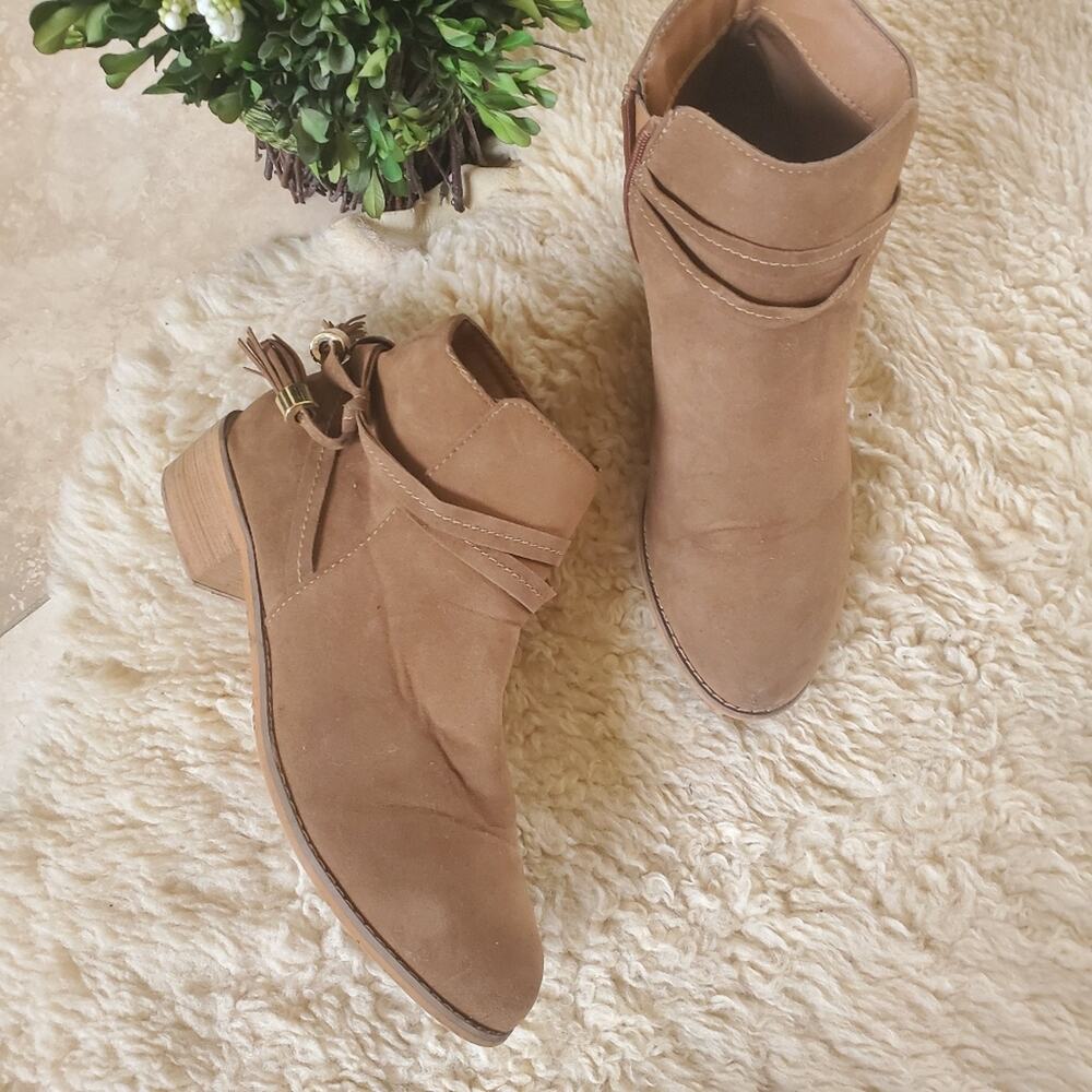 NWOT condition ASOS sz 6 suede tan zip up‎ booties with tassels